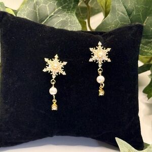 Elegant Gold plated Snowflake Pearl Earrings